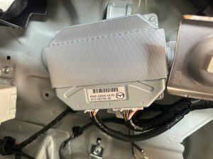 KB8C-626H0 HỘP ĐIỀU KHIỂN CỐP MAZDA CX5