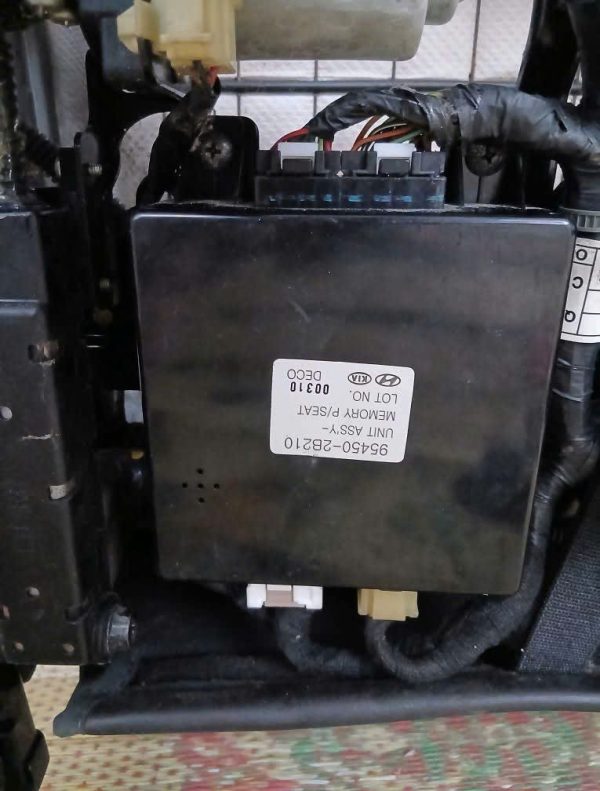 95450-2B210 HỘP NHỚ GHẾ HYUNDAI SANTAFE 2010
