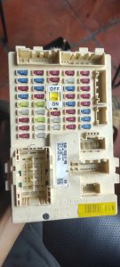 59400-2V300 BẢNG CẦU CHÌ TRONG XE HYUNDAI VELOSTER