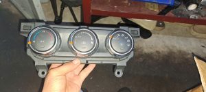 8TDB8T BẢNG ĐIỀU KHIỂN ĐIỀU HÒA MAZDA 2