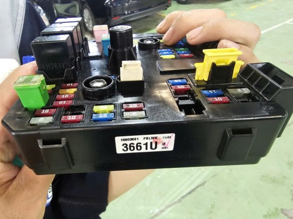 95903661 HỘP CẦU CHÌ TRONG XE CAPTIVA