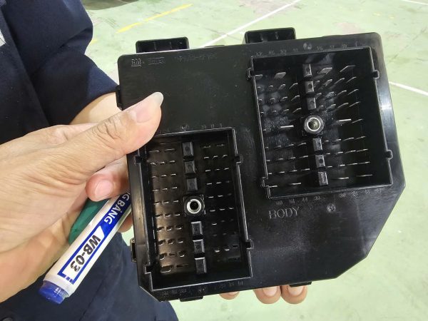 95903661 HỘP CẦU CHÌ TRONG XE CAPTIVA