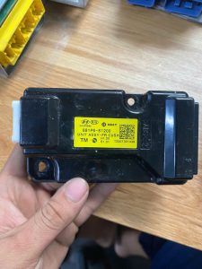 881P6-S1200 HỘP ĐIỀU KHIỂN GHẾ TRƯỚC BÊN PHẢI HYUNDAI SANTAFE