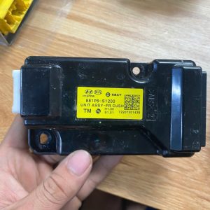 881P6-S1200 HỘP ĐIỀU KHIỂN GHẾ TRƯỚC BÊN PHẢI HYUNDAI SANTAFE